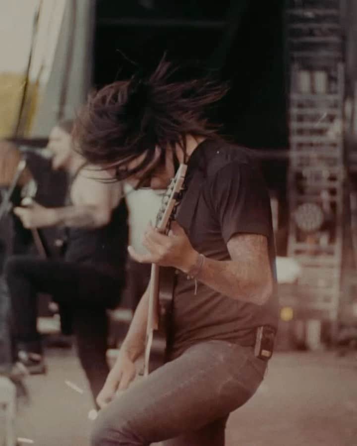 Of Mice & Menのインスタグラム：「What is your favorite OM&M song to bang your head to? 🤔」