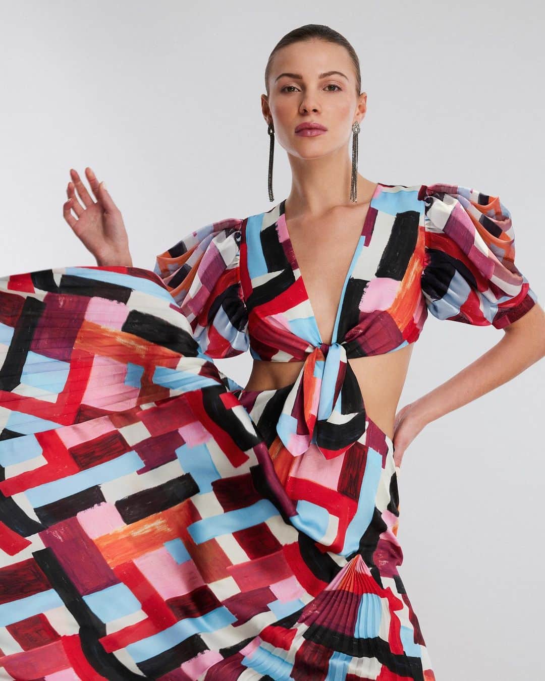 BCBGマックスアズリアのインスタグラム：「Feminine, abstract designs for spring #BCBGMAXAZRIA」