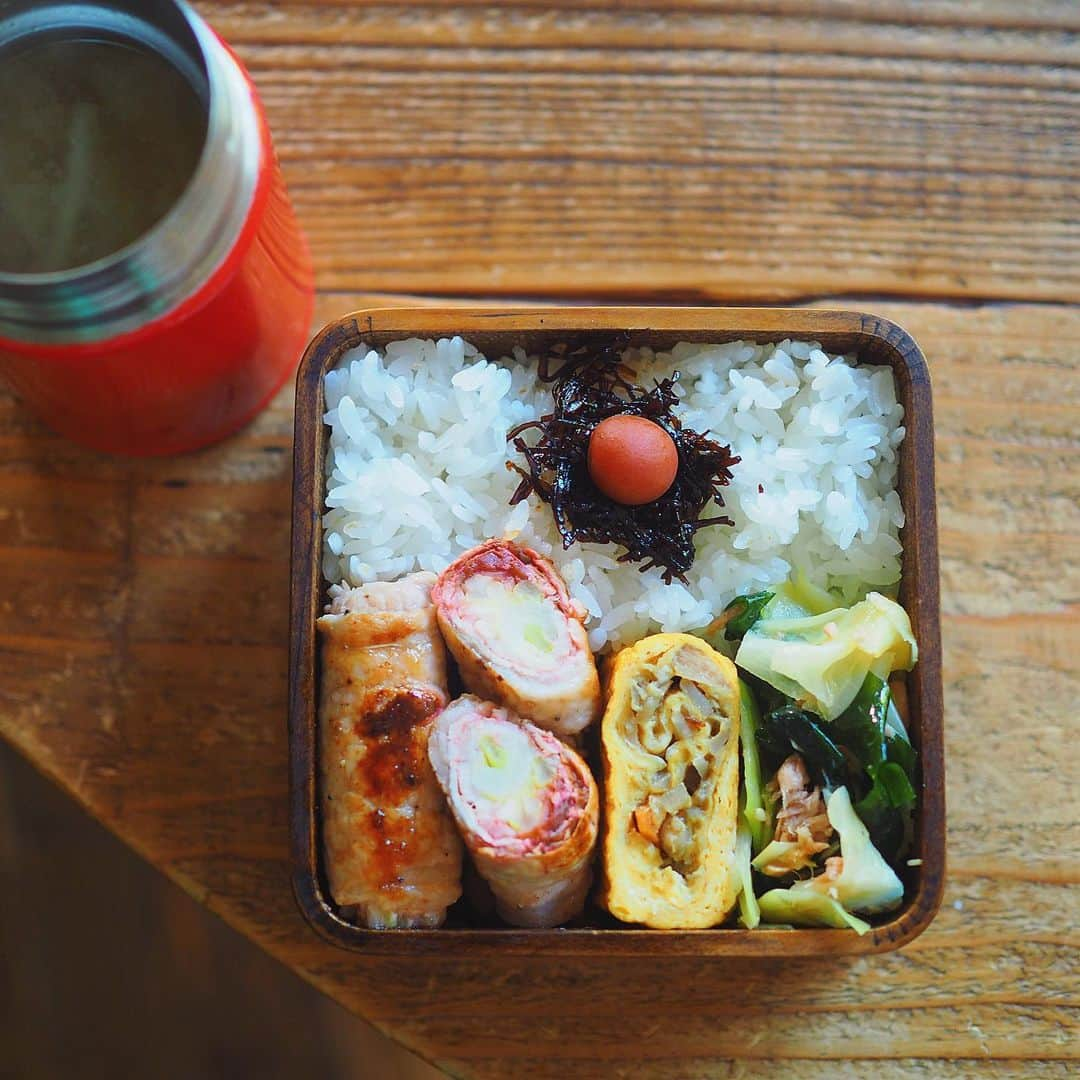 シンプルご飯が好き。のインスタグラム：「女子高生弁当 豚肉のネギ梅巻き 根菜きんぴら卵焼き わかめとキャベツのツナ和え 大根と揚げの味噌汁 ２枚目は前日支度 ━━━☞━━━☞━━━☞━━━☞𓃟𓃟＊  5時35分のアラーム誰止めたの？ のプチパニック状態からおはようございます。  私に続き、前髪が上手く決まらずプチパニック状態の丸の内をなだめ、母がコテと菜箸の二刀流になるのはこれからの日常になるのかな。  ちょっと詰め方雑でごめんよ。🫣  昨夜は末っ子のGKスクール体験に行きました。 帰り道、感想を聞いたら 『すごい良かったよ！』 『立つ時の足の幅教えてくれた！』って。  あ、そこからだったんだ…。𓀤  今日も一日頑張ろう。」