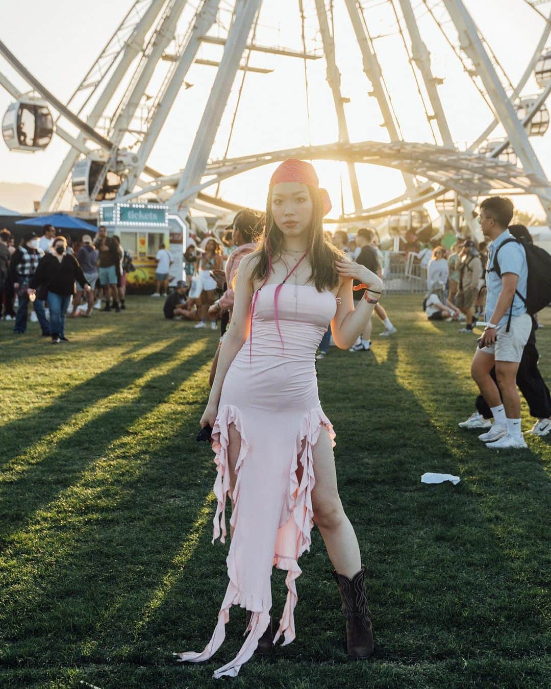 Teen Vogueさんのインスタグラム写真 - (Teen VogueInstagram)「Everyone came to slay at #Coachella weekend 1 and I’m simply obsessed with all of the street style looks 🔥 From denim skirts and knits to neon colors and cowboy hats, see our favorite looks from the festival at the link in bio 🌵  📸: @emilymalan Photo Assistant: @jenwinning_」4月19日 6時44分 - teenvogue