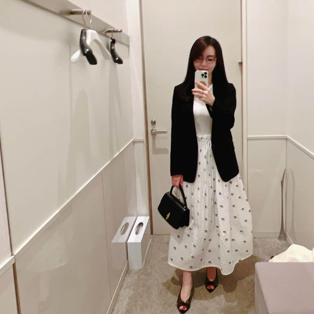 大野真理子のインスタグラム：「ボケてるけど記録に🙋🏻‍♀️ jk #colpierrot  tops #deuxiemeclasse  skirt #drawer bag #therow shoes #ganvitorossi  ふんわりスカートひっさしぶり！ ジャケットと合わせると甘くなりすぎなかった🤍」