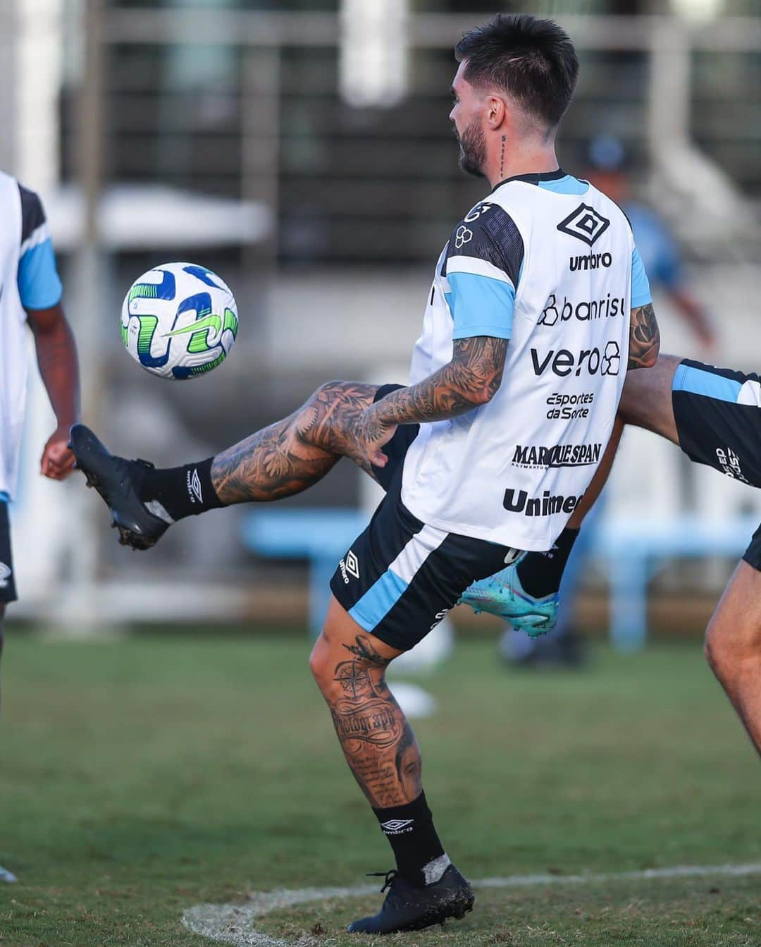 ナタンさんのインスタグラム写真 - (ナタンInstagram)「seguimos trabalhando muito 💪🏻🇧🇼  📸: @lucasuebel / GRÊMIO FBPA」4月19日 6時47分 - nathan10