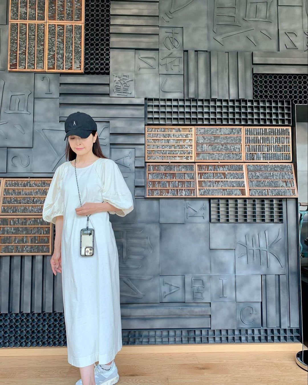 大桃美代子さんのインスタグラム写真 - (大桃美代子Instagram)「仕事の途中に旅をいれてみる。  そんな時に、着る洋服の素材は綿が好き。  これから汗ばむシーズンに、  吸水性と、動きやすく伸縮が気持ちいい。  肌触り大事です。  ワンピースでも  後ろにスリットが入っていて、  階段の上り下り、坂道も楽々でした。  @mivialoca  スニーカーとの相性も抜群です。  お袖のボリュームが  可愛すぎないのがいい。  携帯ストラップ📱を斜めがけして、  両手を空けておく。  素敵な景色は直ぐに撮りたいから。  ま、心地よさが一番です。  自分を大切に扱う。  自分の声に従う。  一生付き合う自分と話す感覚。  「これ、したかった」「良かった」、、、  独り言でも、声に出してみよう。  働くも、大事。  休むも大事。  ワクワクする事を選ぶ。  服も着たいものを着る。  プチプラだって楽しいよ。  人生後半戦。  今やらなくて、いつやるの？  ファイティン！  op @mivialoca   スマホケース スニーカー @newbalance   携帯ストラップ @artisanartistcosme  @artistic.co.official   #mivialoca #春服 #春コーデ #大人カジュアル  #ワンピース#旅コーデ#newbalance #artistanandartist #大人旅#コーチング #ビジョンメイク#coach #coaching  #プチプラ」4月19日 6時49分 - miyoko_omomo