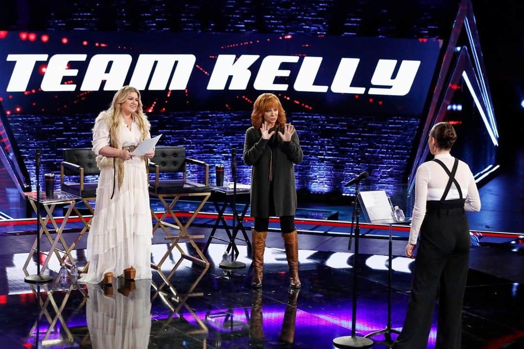 ケリー・クラークソンさんのインスタグラム写真 - (ケリー・クラークソンInstagram)「More @Reba, more knockouts happening MONDAY on #TheVoice! #TeamKelly」4月19日 7時03分 - kellyclarkson