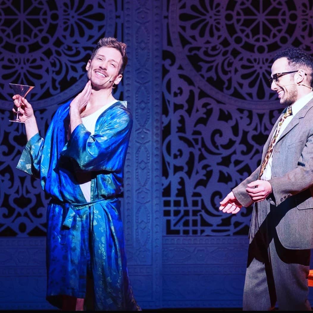 バーレット・フォアのインスタグラム：「Last month, I had the honor of performing in Broadway Backwards, a one-night-only benefit concert at the New Amsterdam Theatre in NYC .  The hilarious George Abud and I sang, spat, and sword-fought our way through a wildly caustic (if kinky) "Virginia Woolf"-esque take on the classic, “I’d Do Anything” from the musical, OLIVER!  Kudos to Bob Bartley for his quick-witted and sharp-tongued script as well as his brilliantly complex but damn-was-it-worth-it staging utilizing about 972 props and 5 costume changes inside a 4 minute number.  While the majority of songs in the concert were "park and barks" (where the performer simply stands at the mic and sings) our number was so involved, we rehearsed every day for a week to get it right. Most actors would be put out by that level of time commitment for an unpaid concert, but there was nowhere else on Earth I wanted to be. There's a certain indescribable magic that sparks up inside the safe and supportive walls of a rehearsal room. From drilling the lyrics, to mastering the harmonies, to solving the complicated math equation necessary to nail the precision of a one count bit of physical comedy - I somehow never get sick of this type of creation, so here I am: manifesting more. ✨  My first Broadway Backwards was back in 2012, when I got to belt out "I Still Believe" from MISS SAIGON with my old pal @tellyleung   Now in its 17th year, Broadway Backwards is celebration of LGBTQ+ stories told through the great songs of musical theater.  This year, we raised a record breaking $765,069 to benefit Broadway Cares/Equity Fights AIDS and The Lesbian, Gay, Bisexual & Transgender Community Center in NYC.  I was honored to share the stage with the likes of Len Cariou (in his 16th year!), F. Murray Abraham, Beth Leavel, @msleasalonga @corbinbleu @mrbradybaby @sampauly @robbiefairchild @alistroker @edenespinosa @missadriannahicks @albinokid1026 and a host of other wildly talented humans. Special thanks to @adamant9 @lalagem @wildnickers @cmkeelan @jeffbrancato @whitmandanny  #broadwaybackwards #broadwaycares #equityfightsaids #bcefa #LGBTQStories #broadway #musicaltheater #musicaltheatre #PerformingArts #nyc #newyork」