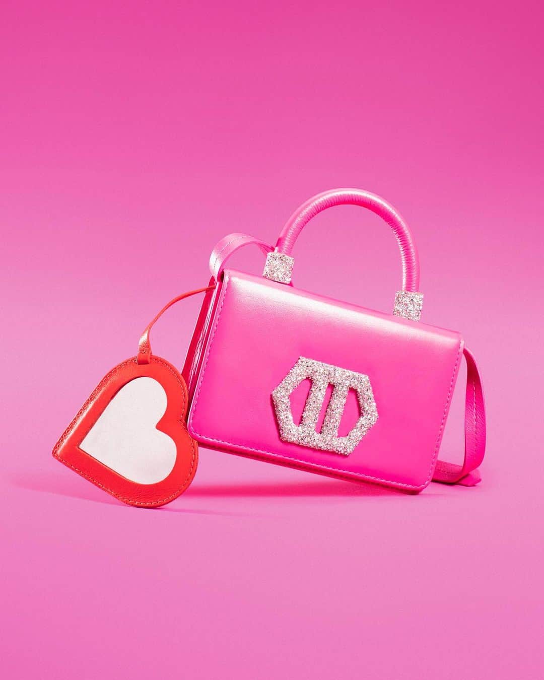 Arezzoのインスタグラム：「It’s love time! A mini bag surge super romântica e pode ser o presente ideal para sua mãe! 🎁💞✨  #ArezzoMyTurn  Ref.A1209900110003/ R$799,90」