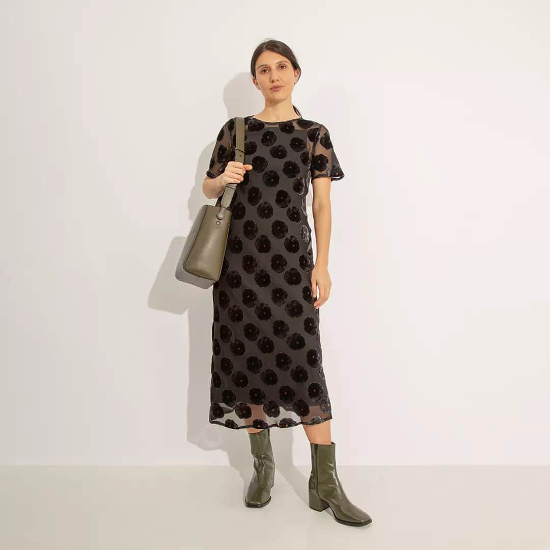 アルファ60のインスタグラム：「FLASH SALE ENDS 11.59PM TONIGHT. Don't miss the chance to save on new season styles.  Athina wears best seller, Maya Dress. Cut from a fabric that has been burnt out to reveal a beautiful floral pattern. Layer over slip style Riley Dress in black. Both are available now, in store and online.」