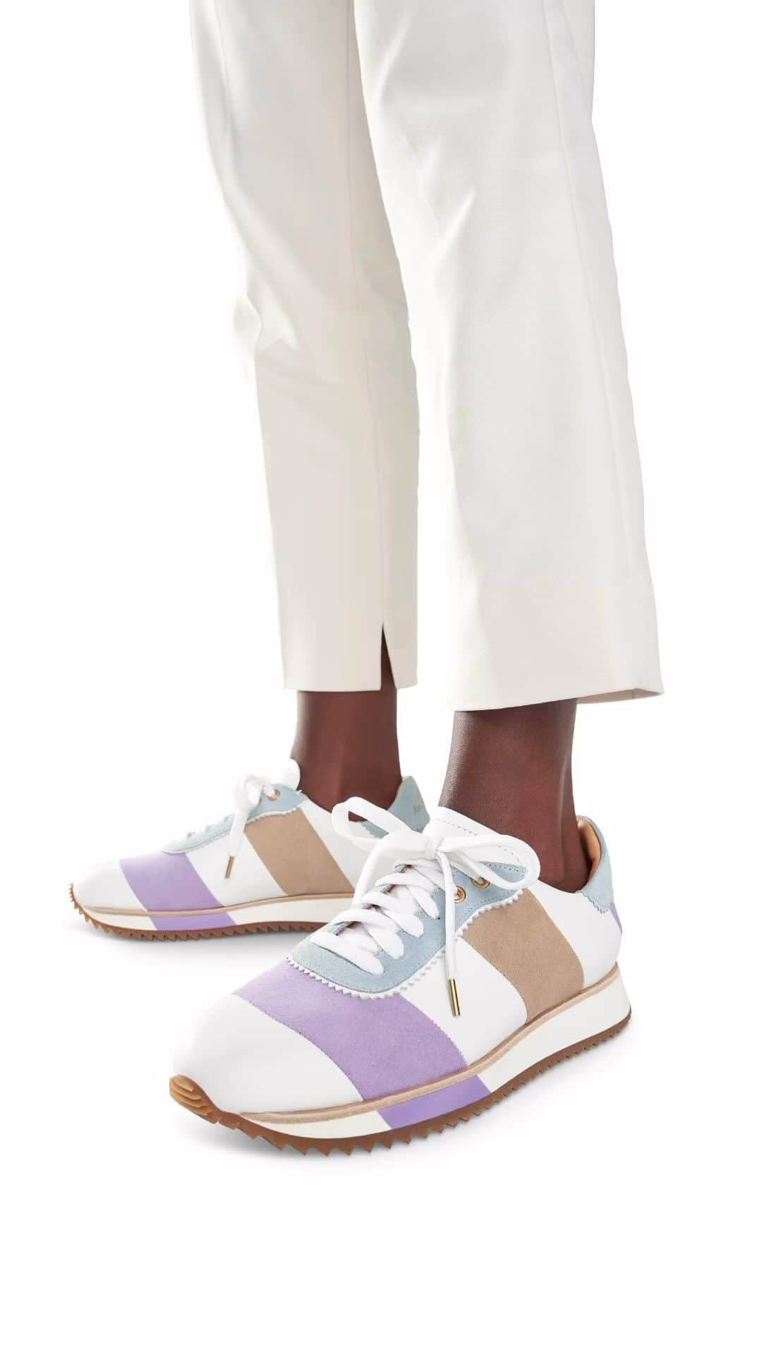ザ オフィス オブ アンジェラ スコットのインスタグラム：「sneakers so soft and sleek they’ll make you want to skip to (or just...skip) your next meeting.」