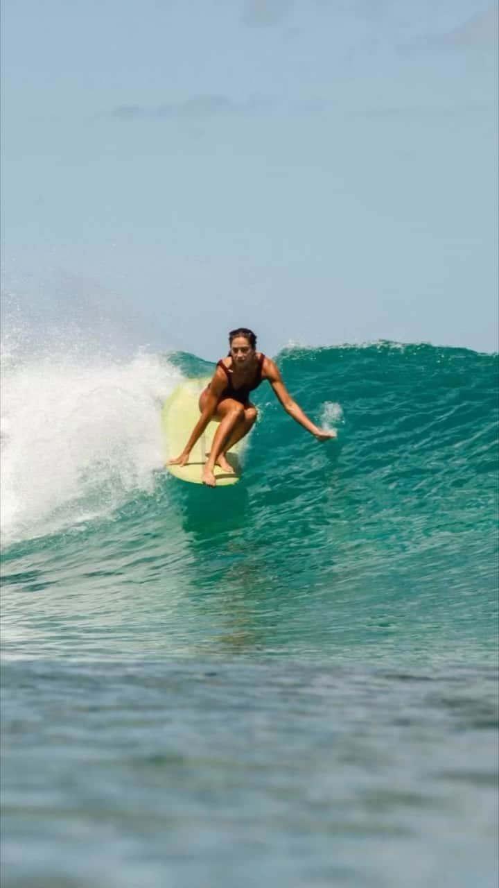 マリア・マーフィーのインスタグラム：「Waves for breakfast 🌞 @raisedbythewaves  📸 @kalaniminihan」