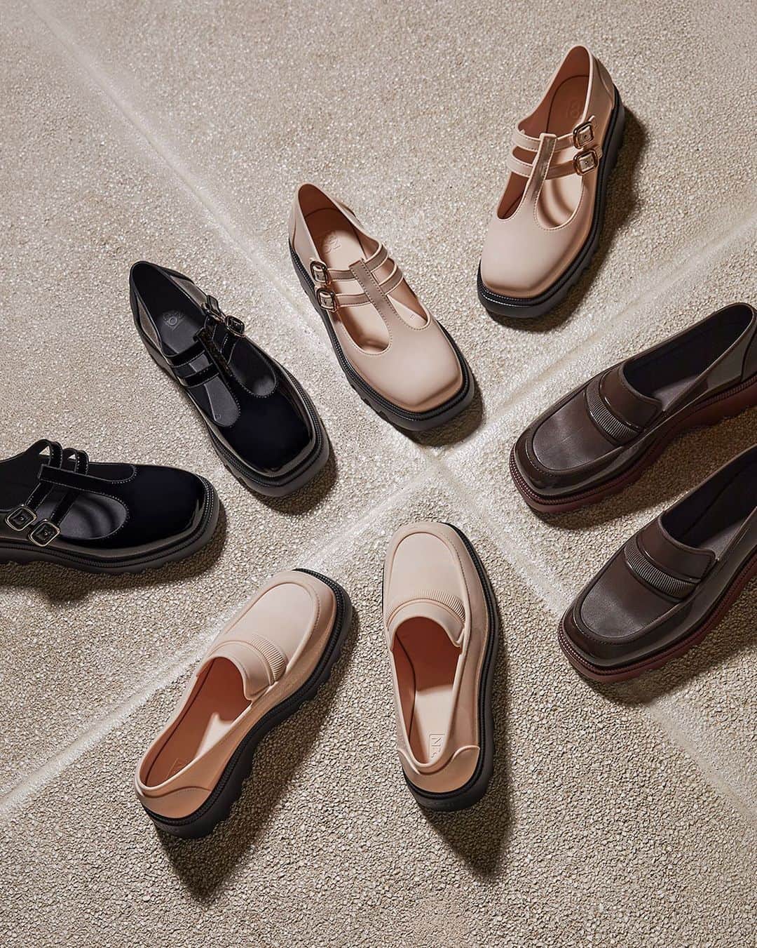 ザクシーのインスタグラム：「Loafer ou Mary Jane, qual faz mais seu estilo? 💖  Os sapatos mais descolados do momento chegaram na Zaxy e tá difícil escolher um só. De um lado, as Mary Janes com seu estilo romântico e, do outro, os Loafers cheios de personalidade. Qual é seu favorito?  🛍️ Vem escolher no link da bio!  #ZaxyCharmMaryJane - R$139,99  #ZaxyFlowLoafer - R$139,99」