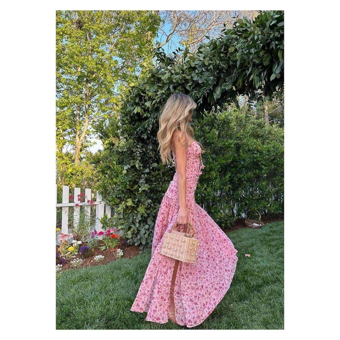 ティーバッグスのインスタグラム：「Garden muse ✨ The lovely @hannamontazami in our Monet dress. Tap through today’s story for our favorite #MISAmuse looks of the week. #MISASummer23」