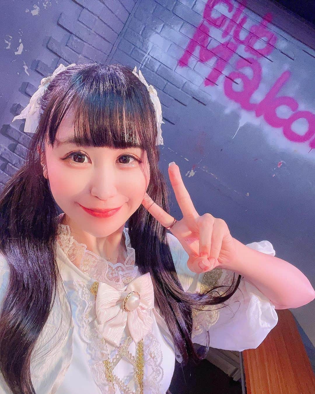 丸瀬こはるのインスタグラム：「#きとアイ 毎週火曜日 渋谷clubMALCOLMで #無銭単独公演 開催中♡♡  昨日4/18(火)も 2本立てありがとうございました🩵🩵  こんなに楽しいのになんでもっと沢山ひとこないの？勿体ないね❣️  ってきとアイお久しぶりの方に言って貰えて嬉しかったァァ∑ _(ᵒ̴̶̷͈᷄ᗨᵒ̴̶̷͈᷅_) (ｶﾞﾀｯ  そう！ ただの長尺ライブじゃないんです！  夕方の番外編では ✅初心者さん向けの沸き方講座 ▶︎その日によって違う曲をのコールとか沸き方を解説してるよ ✅楽曲リクエスト権争奪ゲーム ▶︎メンバーも含めたみんなでフロアでゲームをして勝った人が次の曲をリクエストできるよ をしてめちゃくちゃレアな体験ができるようになってる❣️ 私は番外編を無料のオフ会だと思ってる🤣🩵  主現場の前にとか仕事が半休取れた日はぜひ番外編に狙って来てみてね♡♡ 曲も沢山やります。  本編はきとアイってどんなライブをするのー？を体感出来る内容になってると思います( ¯꒳¯ )ᐝ🩵🩵🩵  普段の対バンと違うところはズバリ ✅MC企画があるところ！ 毎週私たちの情報を小出しにしていってるよ🤤お題が毎回なかなか面白くて昨日は「水族館で飼われるなら何になりたい？」でした ここちゃの回答は、、🙊❕  毎週ワンマンライブがあって 楽しいけど毎回めちゃくちゃ不安❣️ 会いに来てくれる人がいるかな？って(*ᴗˬᴗ) でも水色ふりふりしに来てくれる人は毎回必ず居て凄く嬉しいしめーーーっちゃ久しぶりにきてくれたりとかすると超嬉しいよ(❁´ω`❁) いつでも誰でもお待ちしてます♡♡  昨日来てくれたみんな、改めてありがとう.ᐟ.ᐟ.ᐟ🥰🥰🥰🩵🩵🩵🩵🩵🩵  来週4/25(火)は ✅主催無銭2マン 17:00〜 (きとアイは17:40〜) ✅無銭単独公演 20:15〜 の、2本立てです❣️  渋谷clubMALCOLMで待ってます。入場料無料、1D代のみ☺️🍻💕 誰でも気軽に会いに来てね♡♡  #フリーライブ #アイドル #地下アイドル #無銭ライブ #無銭現場 #入場料無料 #地下アイドル好きな人と繋がりたい #地下アイドルやってます #きとアイ #丸瀬こはる #ここちゃ可愛いぴえ」