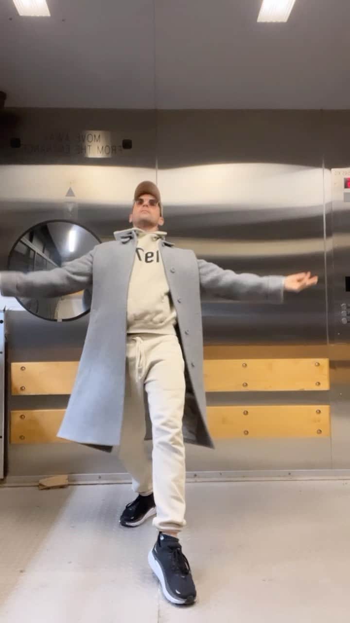 ブラッド・ゴレスキーのインスタグラム：「I got stuck in an elevator for an over hour today so this is what I did to pass the time while waiting for them to come get me out.」