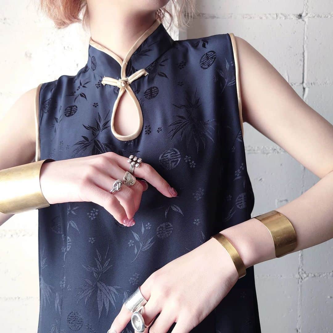 吉祥寺 古着屋 Orfeoのインスタグラム：「. ●Peekaboo Sleeveless China Dress  #orfeo #kichijoji #tokyo #vintage #used #fashion #coordinate #outfit #オルフェオ #吉祥寺 #東京 #古着 #古着屋 #ヴィンテージ #レディース古着 #吉祥寺古着屋 #コーディネート . . . お問い合わせはインスタグラムのプロフィール掲載のメールアドレスにお願いいたします。コメント、DMでのお問い合わせは受け付けておりませんのでご了承ください。 店頭に出ていないONLINE SHOPの商品もご購入頂けます。気になる商品がございましたら店頭スタッフにお気軽にお声掛けください。」