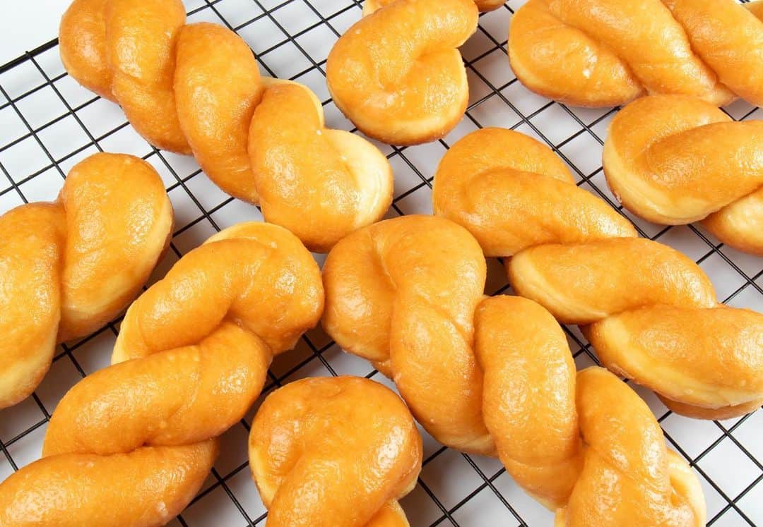 Zippy's Restaurantsのインスタグラム：「Donut get it twisted, our twist donut is a fun twist to an old favorite. Our yeast-raised donut is shaped by hand into a twist before being completely covered in glaze.」