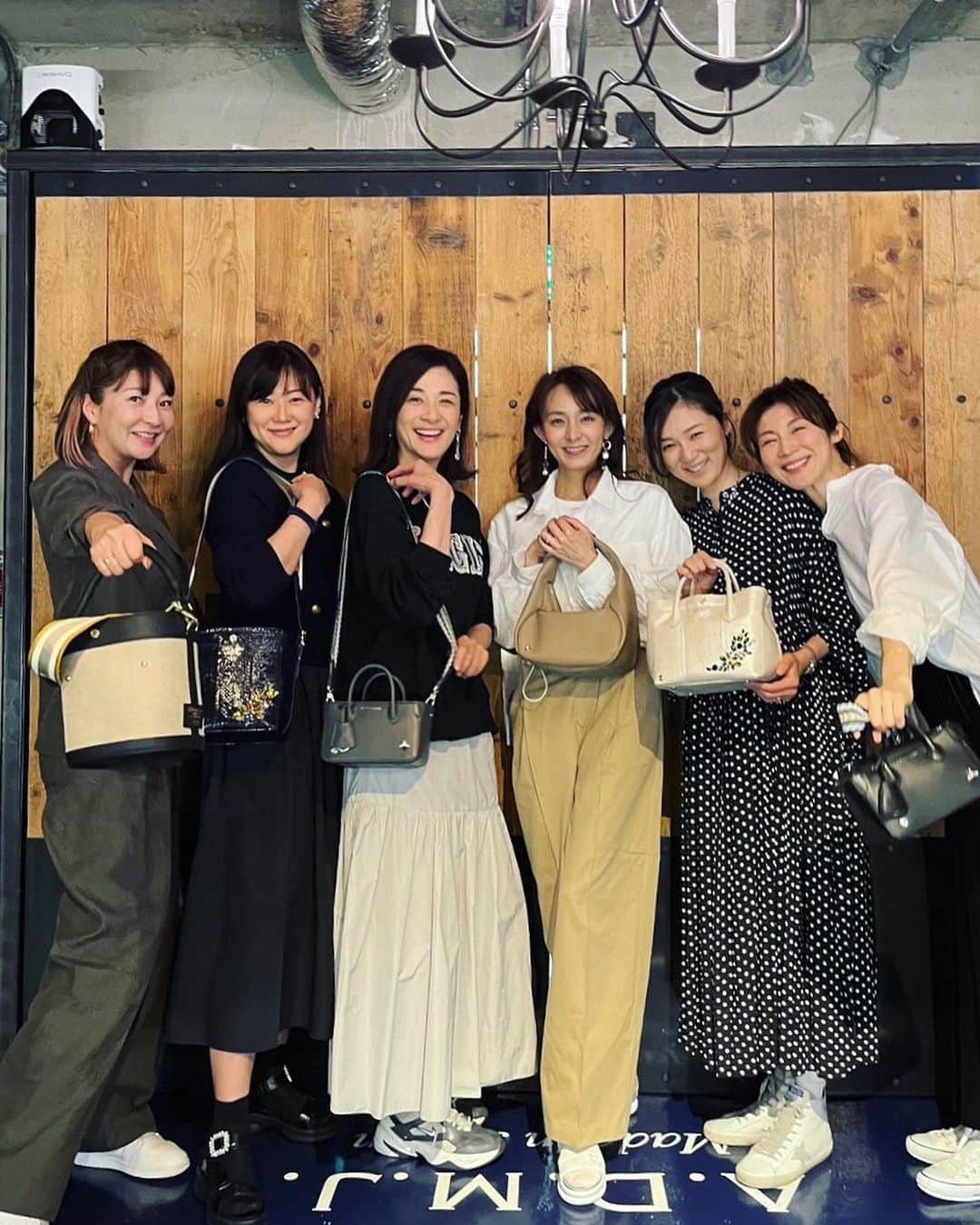 MIHOのインスタグラム：「【丁寧なバック】  A.D.M.J  @admjofficial_bag  展示会にいってきました  一つ一つ丁寧な手作りでしっかり、かわいい☺︎  そして職人さん  日本製ってすごいっ！美しいはもちろんのこと、一つ一つ丁寧、使いやすさを追求したお創りなので長く一緒にいられる☺︎  私が一目惚れしたのは青い蜂いがついてる打ち合わせにジュエリーを入れられるミニバッグを🧳  ここから箱がでてきたら可愛かろう！  と  ニマニマ  楽しみがすぎます  #admj  #admjbag #バック #財布 #展示会 #長く使えるバック #スワロフスキー」