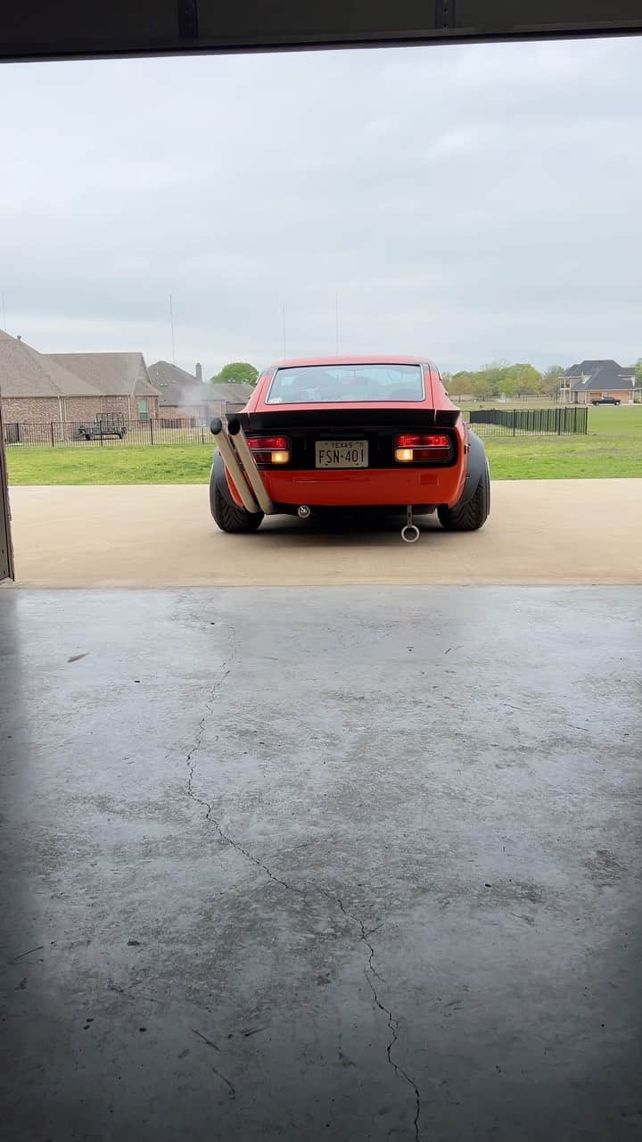 スティーブのインスタグラム：「Mean looking mean sounding 240z  後ろの姿好き❤️#フェアレディz #族車 #竹槍　#datsun #240z #datsun240z #zokusha #blastpipes #takeyari」