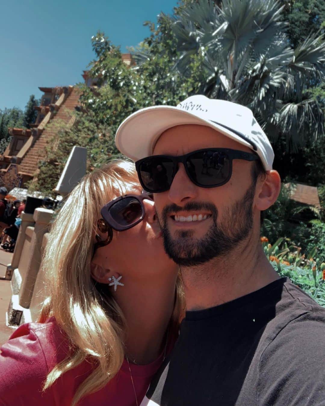 ケイディー・デニーのインスタグラム：「Had the best time at Walt Disney World with my love, partner and best friend!!! @t_omgra you are my soulmate and I love you so much thank you for the best time!!! ❤️❤️❤️ cheers!✨🥀❤️‍🔥 @tradersamsenchantedtikibar」