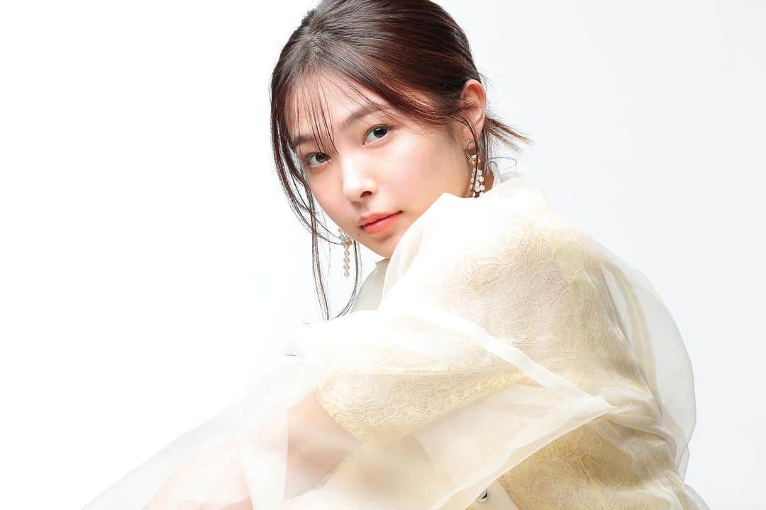 のインスタグラム：「📸 . . 本日より発売の CAPA5月号の表紙を務めさせて頂きました☺︎☺︎  色んなライティング撮っていただいたので、いつもとは違う姿が見られるかも…⭐️⭐️  是非ご覧ください☺︎  #CAPA @capa_camera_official」