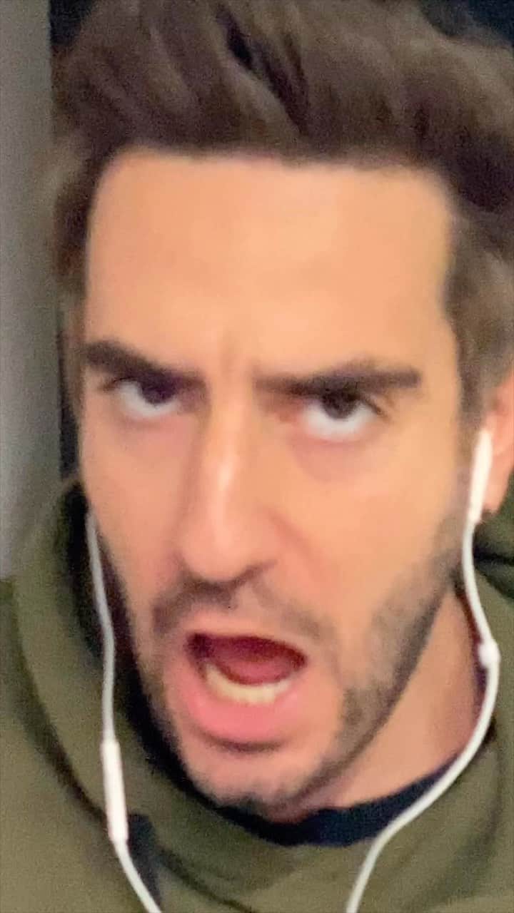 All Time Lowのインスタグラム：「Better believe that @jackbarakat got that dub 🎮」