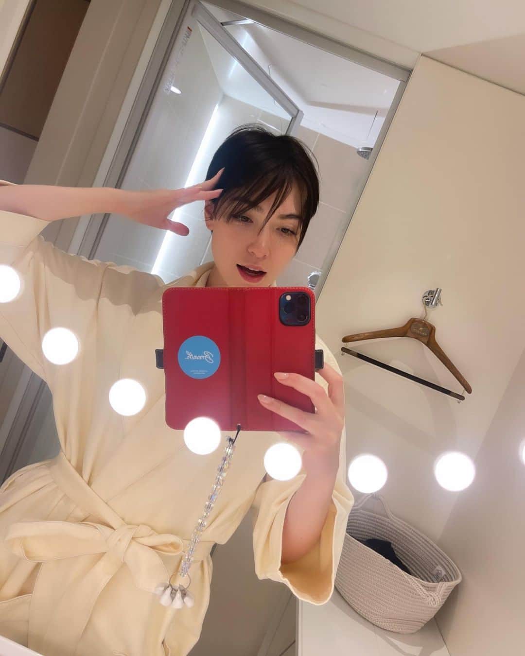 のインスタグラム：「Body maintenance day at @and.n_tokyo ❣️  去年オープンしたばかりの @and.n_tokyo にマッサージに行ってきたよ🌈🍋  痩せるマシーンとハンドでのマッサージを 両方してくれるから90分でも クビレがすっごく出て足もマッサージしたところが へこんで歩きやすくなったよ💕☺️  コロナ前は沢山あった ハンドマッサージ＋エステの機械のサロン、 エステ＋バンドでの流しを行うサロンは 沢山あるけどマッサージベースで 少し機械を使う所は最近あまり 見なくなってしまって このスタイルのマッサージが1番痩せるから また戻ってきたのがすっごく嬉しかった😌✨🙏  電流流しながらマッサージする感じだよ😆 そして頭かっちかちになってたから マッサージしてもらったら夜には顔が スッキリしすぎて顔が彫刻彫ったみたいになってたから 急いで何か食べたよ💦🐝  頭を流すと顔がかなり小さくなることが分かったよ✨✨ 小顔にしたい人は食事改善と頭のマッサージいいかも🥳  ありがとうございました🌿😌  @and.n_nishimura 🌹」