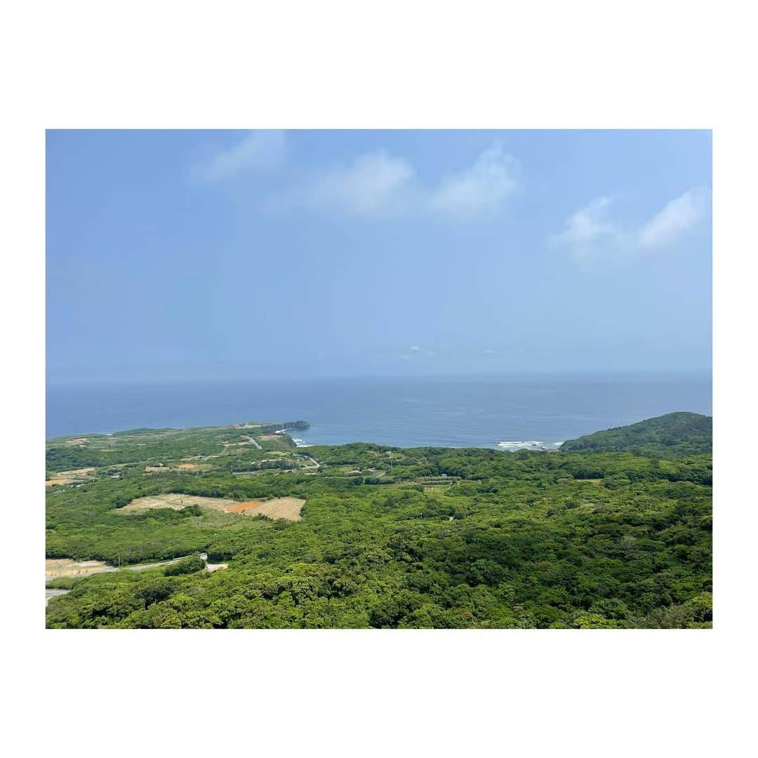 菊地舞美のインスタグラム：「⛰ ___________________________  Throwback Okinawa🌈  今回の旅 唯一の観光は「やんばるの森」  あの森岡毅さんがテーマパーク開発を手がけていらっしゃる いわば「手付かずの大自然」  沖縄最北端「大石林山」に登りました⛰  ルートがいくつかあって もちろんハードではないルートを選んでテクテク🚶‍♀️  頂上に着いた途端に広がった景色は もう圧巻でした✨✨✨  パワースポットとも呼ばれる理由がわかるなんともいえない壮大感🦄 と、全て大丈夫な気がしちゃう不思議な空気😶  パワーをたくさんいただいて この後たくさん食べました🐷笑  ——  #沖縄 #沖縄旅行 #vacation #やんばる国立公園 #やんばるの森 #大石林山」