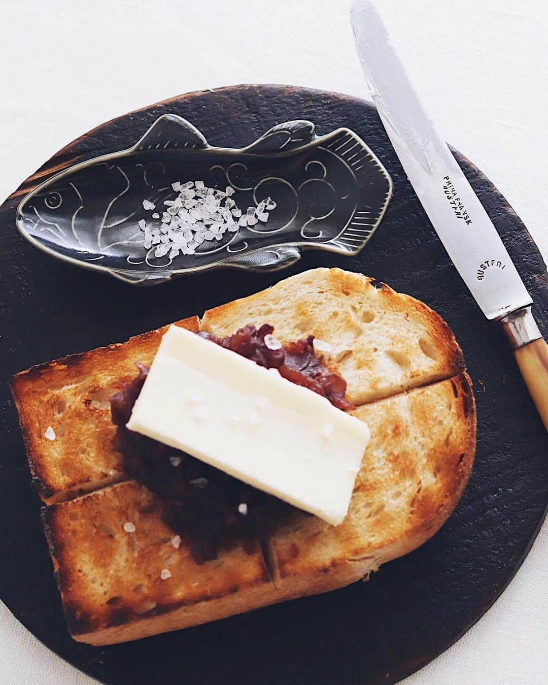 樋口正樹さんのインスタグラム写真 - (樋口正樹Instagram)「Anko butter toast . 朝ごはんのあんバタトースト。 厚切りの食パンを網焼きして、 粒あんと無塩発酵バターのせ、 仕上げに上から粗塩をぱらり😋 . 魚の形のお皿を探していたら 有田焼のまるぶんのサイトで シーラカンスの黒くマットな 小皿を見つけてしまい、捕獲🤗 @aritayaki_marubun . . . #あんバタ #あんバター #あんバタートースト #厚切りトースト #有田焼 #シーラカンス #まるぶん #まるぶんのうつわ #アリタセラ #器のある暮らし #器好き #aritayaki #marubun #toastgram #ankobutter」4月19日 7時40分 - higuccini