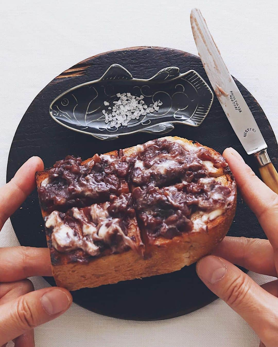 樋口正樹さんのインスタグラム写真 - (樋口正樹Instagram)「Anko butter toast . 朝ごはんのあんバタトースト。 厚切りの食パンを網焼きして、 粒あんと無塩発酵バターのせ、 仕上げに上から粗塩をぱらり😋 . 魚の形のお皿を探していたら 有田焼のまるぶんのサイトで シーラカンスの黒くマットな 小皿を見つけてしまい、捕獲🤗 @aritayaki_marubun . . . #あんバタ #あんバター #あんバタートースト #厚切りトースト #有田焼 #シーラカンス #まるぶん #まるぶんのうつわ #アリタセラ #器のある暮らし #器好き #aritayaki #marubun #toastgram #ankobutter」4月19日 7時40分 - higuccini