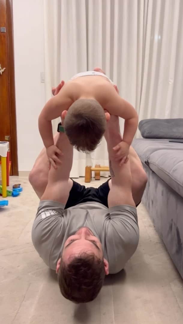 のインスタグラム：「🤸🏻‍♂️🤸🏻‍♂️🤸🏻‍♀️  #baby #gym #gymnastics #babyboy」