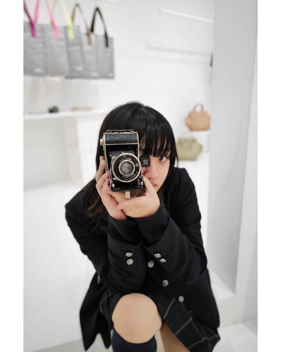 土井地恵理子のインスタグラム：「展示会始まりました◡̈ @h.v.f.n   子供たちが小学校に入ってから 始めたブランドも 来年で10周年  よくもまああんな何も分からないところから 10年もやってきた🤣  今もまだ分からないところたくさんあるし ずっと模索しながら 正解は分からずだけど  一周回って 好きなものを作るのが楽しい それに尽きる◡̈  たくさんの方に助けられて どうにか続けられてます🙏🏼 感謝でしかない。  今日もがんばります◡̈  昨日寄ってくれた娘と おじいちゃんの形見のカメラ📷  #hvfn」