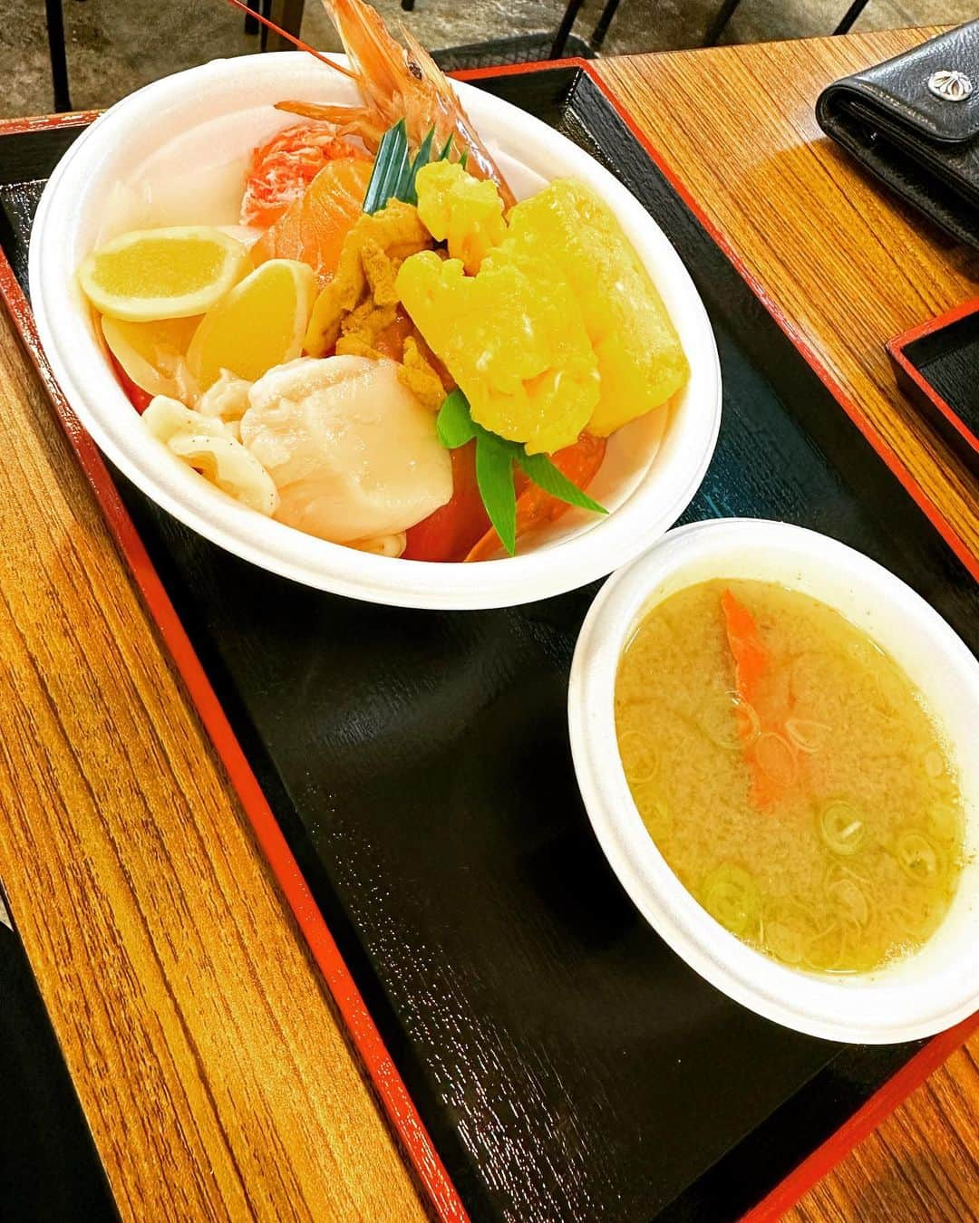 イルマニアさんのインスタグラム写真 - (イルマニアInstagram)「青森行ってきました🍎  ねぶた🏮のっけ丼🐟弘前桜祭り🌸田酒🍶  青森をまともに観光したの初めてかも🤔✨✨  素敵なところがありすぎてまたゆっくりきたいなぁ✨✨  spthx @the_carebea  @ryoskegram  @shunp666  @kimutiki2   #イルマニア#mcma#青森#trip#ぶらり旅#弘前#弘前さくらまつり #さくら祭り#日本三大桜 #のっけ丼#mcma#桜#枝垂れ桜#田酒#ねぶた」4月19日 7時51分 - mcma0821