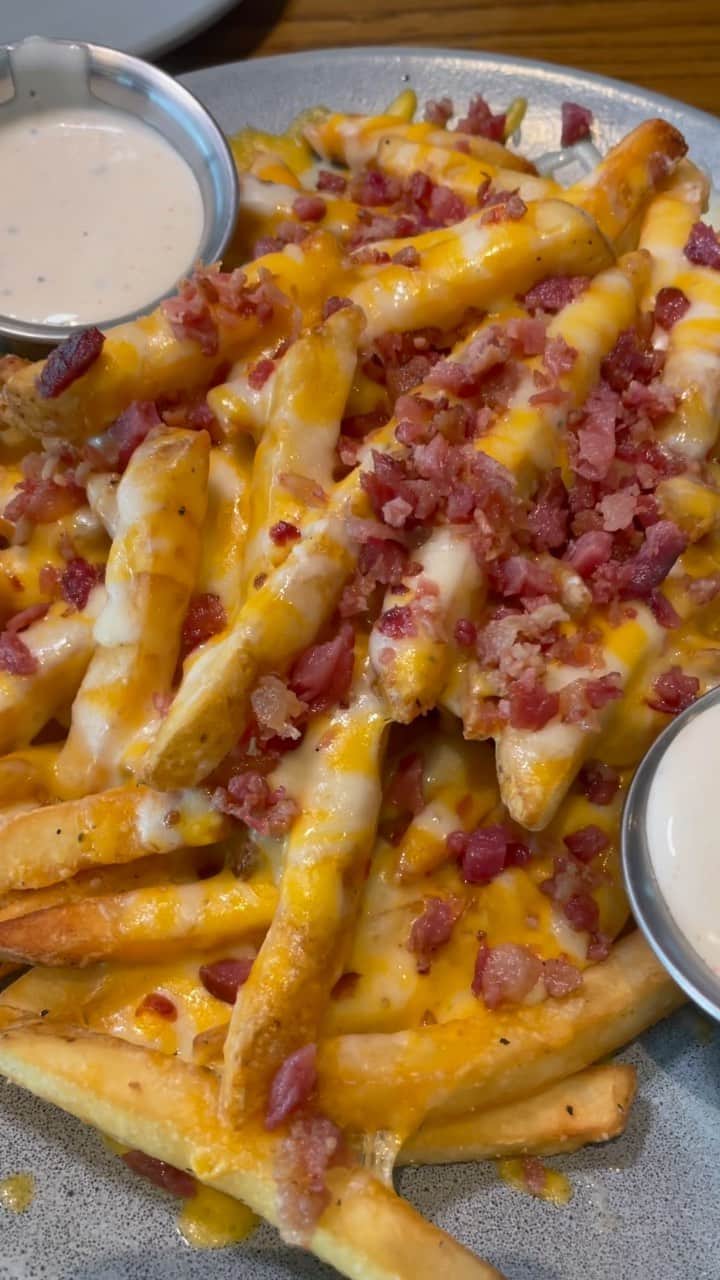 Outback Steakhouseのインスタグラム：「When the Aussie Cheese Fries get  delivered to the table 🤤」