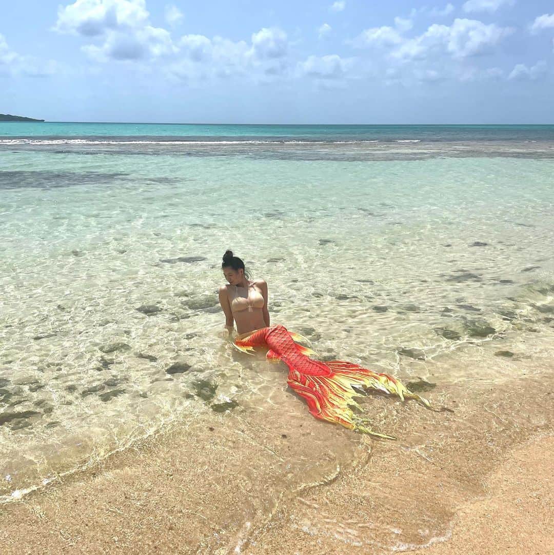 あいみさんのインスタグラム写真 - (あいみInstagram)「陸に上がった人魚🫧  swipe→3枚目🤫  📸 @aloha.0hana   #宮古島 #裏前浜 #ビーチ #peach  #マーメイドフィン #マーメイドテイル  #人魚 #mermaid」4月19日 7時52分 - aimi_feti
