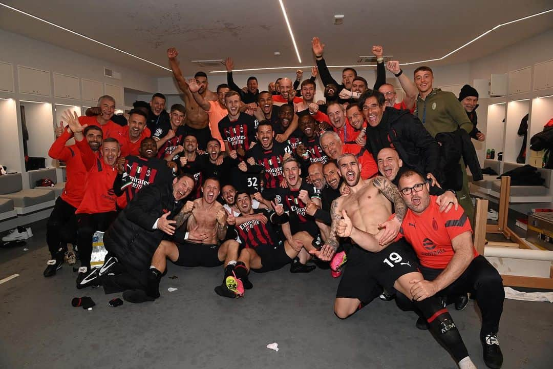 ダヴィデ・カラブリアのインスタグラム：「Che squadra! Andiamo! 👊🏻👊🏻👊🏻 @championsleague semifinals yesssss ❤️🖤 @acmilan #NapoliMilan #UCL」