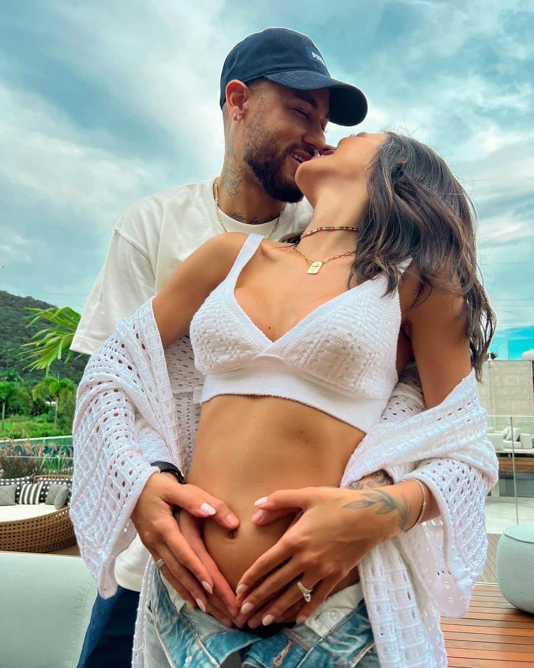 ネイマールのインスタグラム：「Sonhamos com a sua vida, planejamos a sua chegada e saber que você está aqui para completar o nosso amor, deixa os nossos dias muito mais felizes 🙏🏼  Você vai chegar em uma família linda, com irmão, avós, titios e titias que já te amam muito!  Vem logo filho(a), estamos ansiosos por voce!❤️✨  “Antes de formá-lo no ventre eu o escolhi; antes de você nascer, eu o separei” - Jeremias‬ ‭1‬:‭5」