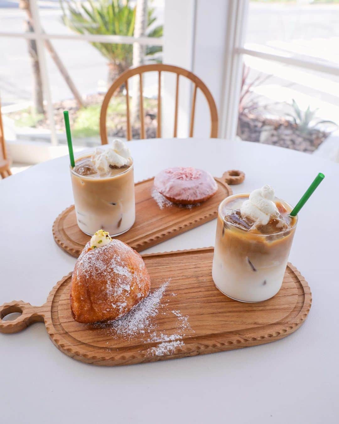 のインスタグラム：「. 淡路島で見つけた可愛いドーナツ屋さん🍩 @today_cafe16   生ドーナツなのでしっとり美味しかった❤️  #todaycafe #淡路島 #淡路島グルメ #淡路島ランチ #淡路島旅行 #淡路島カフェ #淡路島観光 #coffeelover #韓国っぽカフェ」