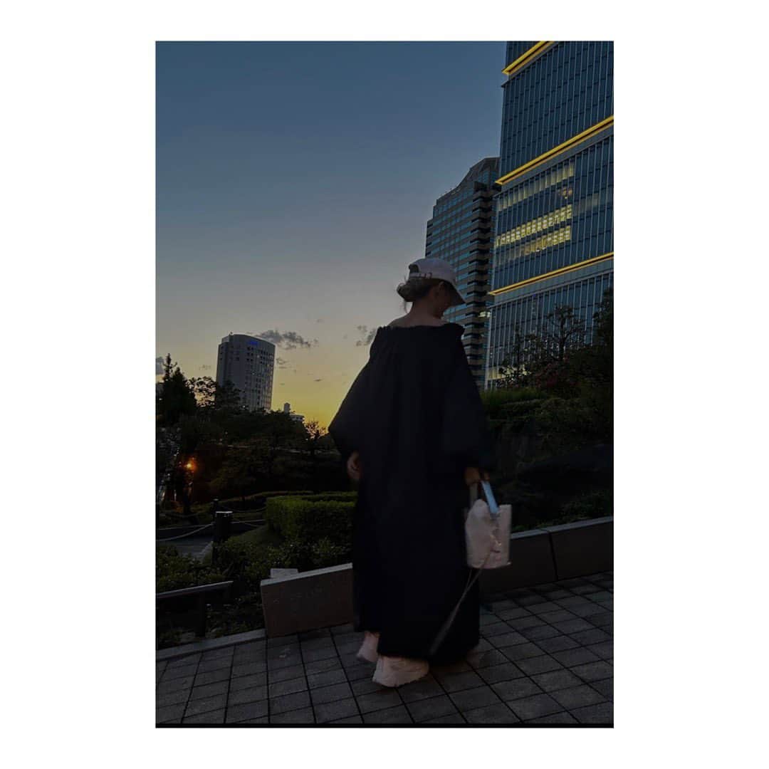 藤田敦子のインスタグラム：「ㅤ 土砂降りの雨から一転 美しいサンセットでした。  @meisme_design コラボドレスは 本日23:59までです✨  黒は本当に使える！ 多少裾が濡れても全然目立ちませんでしたあ👍 白小物とカジュアルに合わせてみました💜  #meisme_design」