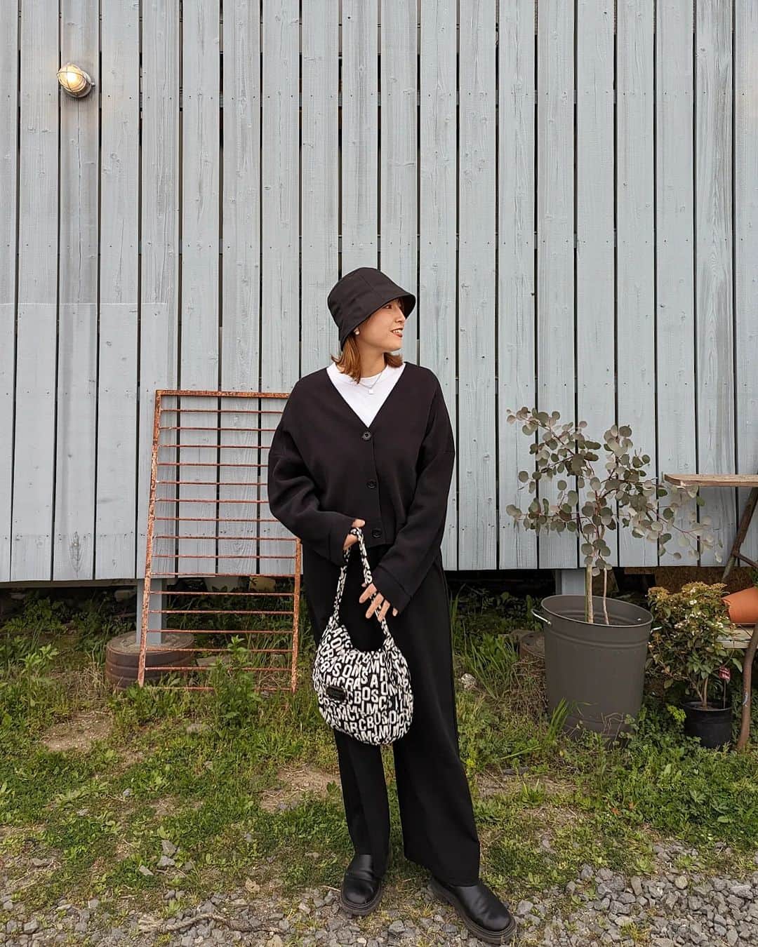 aicoco0202さんのインスタグラム写真 - (aicoco0202Instagram)「𝚘𝚞𝚝𝚏𝚒𝚝...♡ . . . . . 上から下までほぼ真っ黒コーデ。 . . シンプルだけど、 バッグのモノグラム柄が いい感じに効いててけっこう好き♥ . . . . Cardigan・Tops… @uniqlo @uniqlo_ginza @uniqlo_with #UNIQLO#ユニクロ Pants… @coca_official_store  Shoes… @gu_global @gu_for_all_ #gu_for_all . . . . . #outfit#骨格ストレート#30代ファッション#30代コーデ#アラサーコーデ#プチプラコーデ#プチプラファッション#シンプルコーデ#大人カジュアル#カジュアルコーデ#ママコーデ#ママファッション#locari#uniqloginza2023SS#大人ユニクロ部#お洒落さんと繋がりたい」4月19日 8時03分 - aicoco0202