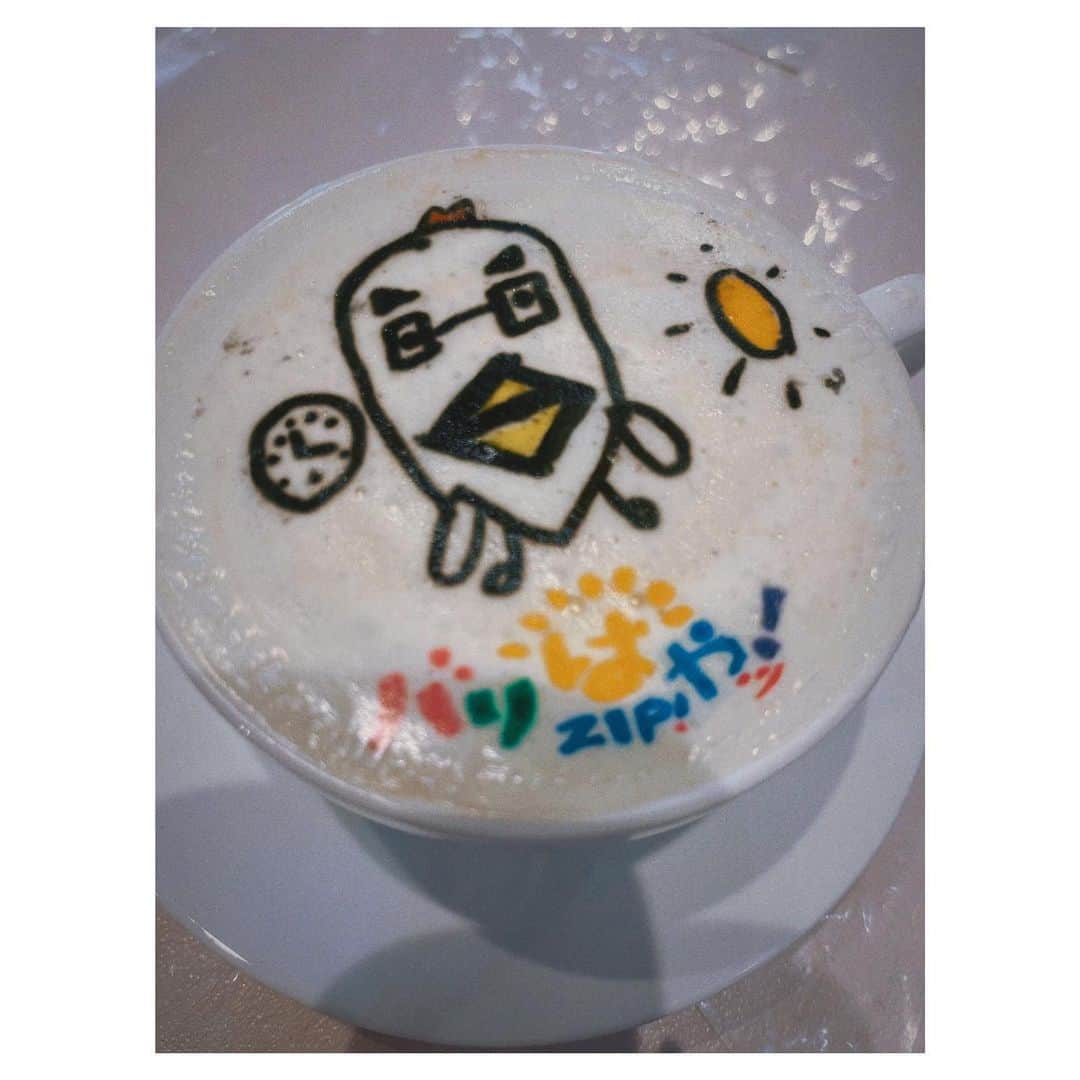 川崎優さんのインスタグラム写真 - (川崎優Instagram)「. . 今日の週刊あーねは… 体験型グルメ特集。  警固にある #アーティカフェ （ @arty__cafe__ ）には 生クリームの絵の具でイラストを描けるチーズケーキに… アートペンでココアやミルクティーにイラストが描けるアートドリンク🥤が🫶  一枚目は、太陽みたいな若林アナウンサーをイメージしてわたしが描いたもの🌞キリッとした報道のイメージがあったけれど、話してみると面白くて気さくでアグレッシブな若林さん。それを色であらわしてみました！うまくいったー🎨✨童心に返ってのびのびと癒しの時間でした…✨  しかも！レアチーズケーキ自体もミルク感がしっかりあってレモンが爽やか、ミルクティーは、これなんでこんな美味しいんですか？と聞いたほど濃厚で美味しかったです！  二軒目は、筑後市にある テイクアウト専門のピザ店🍕 BINGO さん。（　@bingo.r4 ） タマスタ取材の時にいつも通っている道沿いでした＾＾  生地の感触やこねる楽しさ、具材で彩るワクワク感があり…これはお子さんも喜ぶよなぁ、と思いながらしっかり大人の私も楽しんでしまいました🤣✨  ピザは🍕須田アナウンサーをイメージ。題して 『須田神』。 若林さんをサポートし、前MCの森さんが守護神と呼ばれたように（茉里奈ちゃんから。笑）守護神としての活躍に期待してのスダ神です！キャラ濃いめで、空き時間に一緒にふざけて遊んでくださるナイスガイ✌︎✌︎いつもありがとうございます！  生地のおいしさはもちろん、ソースと野菜の旨みがしっかりあって（特にトマトの味が濃くて）絶品でした👏✨  次は、川ちゃんと武田さん、かなちゃんを描こうかな👨🏼‍🦱🌸」4月19日 8時14分 - yuu__noir