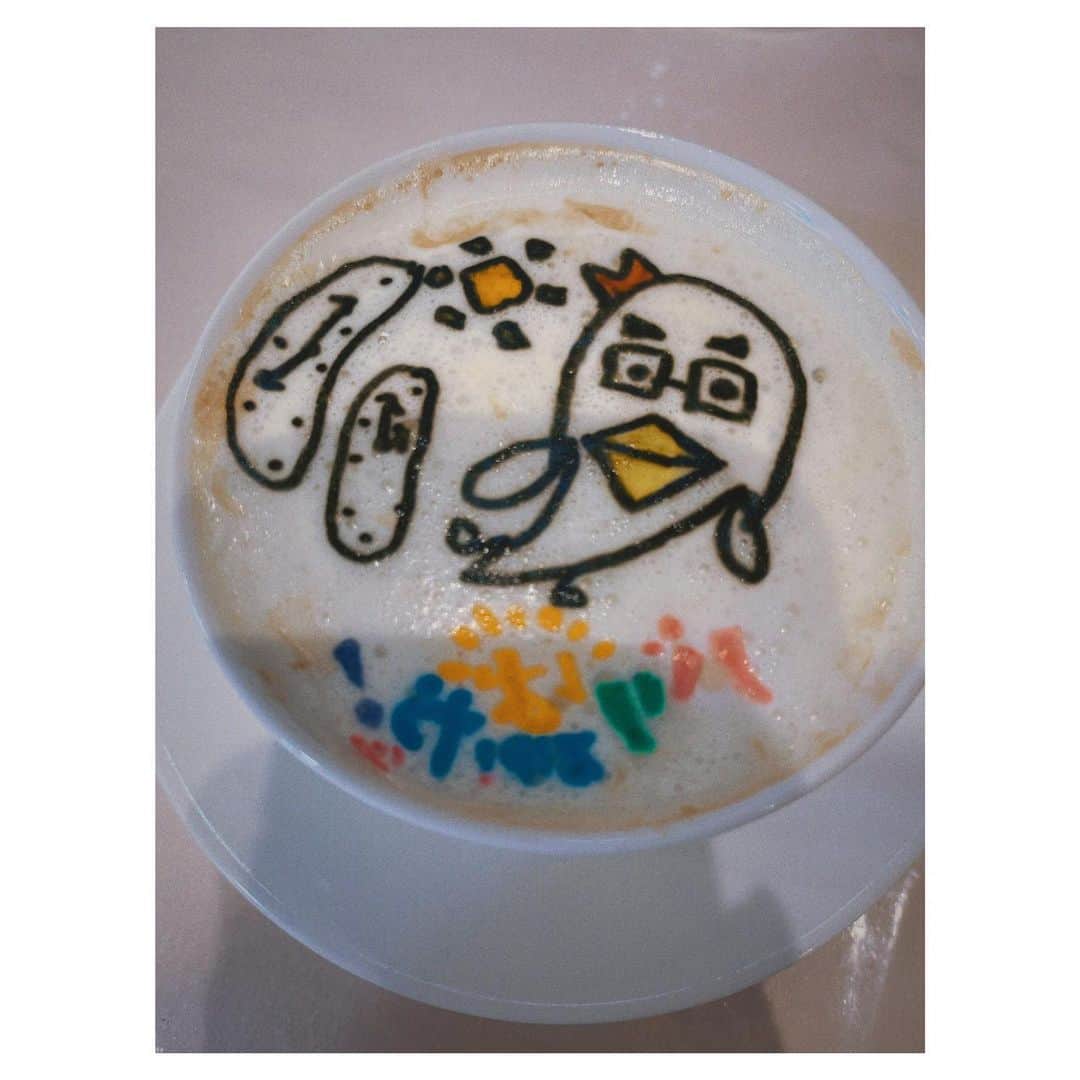 川崎優さんのインスタグラム写真 - (川崎優Instagram)「. . 今日の週刊あーねは… 体験型グルメ特集。  警固にある #アーティカフェ （ @arty__cafe__ ）には 生クリームの絵の具でイラストを描けるチーズケーキに… アートペンでココアやミルクティーにイラストが描けるアートドリンク🥤が🫶  一枚目は、太陽みたいな若林アナウンサーをイメージしてわたしが描いたもの🌞キリッとした報道のイメージがあったけれど、話してみると面白くて気さくでアグレッシブな若林さん。それを色であらわしてみました！うまくいったー🎨✨童心に返ってのびのびと癒しの時間でした…✨  しかも！レアチーズケーキ自体もミルク感がしっかりあってレモンが爽やか、ミルクティーは、これなんでこんな美味しいんですか？と聞いたほど濃厚で美味しかったです！  二軒目は、筑後市にある テイクアウト専門のピザ店🍕 BINGO さん。（　@bingo.r4 ） タマスタ取材の時にいつも通っている道沿いでした＾＾  生地の感触やこねる楽しさ、具材で彩るワクワク感があり…これはお子さんも喜ぶよなぁ、と思いながらしっかり大人の私も楽しんでしまいました🤣✨  ピザは🍕須田アナウンサーをイメージ。題して 『須田神』。 若林さんをサポートし、前MCの森さんが守護神と呼ばれたように（茉里奈ちゃんから。笑）守護神としての活躍に期待してのスダ神です！キャラ濃いめで、空き時間に一緒にふざけて遊んでくださるナイスガイ✌︎✌︎いつもありがとうございます！  生地のおいしさはもちろん、ソースと野菜の旨みがしっかりあって（特にトマトの味が濃くて）絶品でした👏✨  次は、川ちゃんと武田さん、かなちゃんを描こうかな👨🏼‍🦱🌸」4月19日 8時14分 - yuu__noir