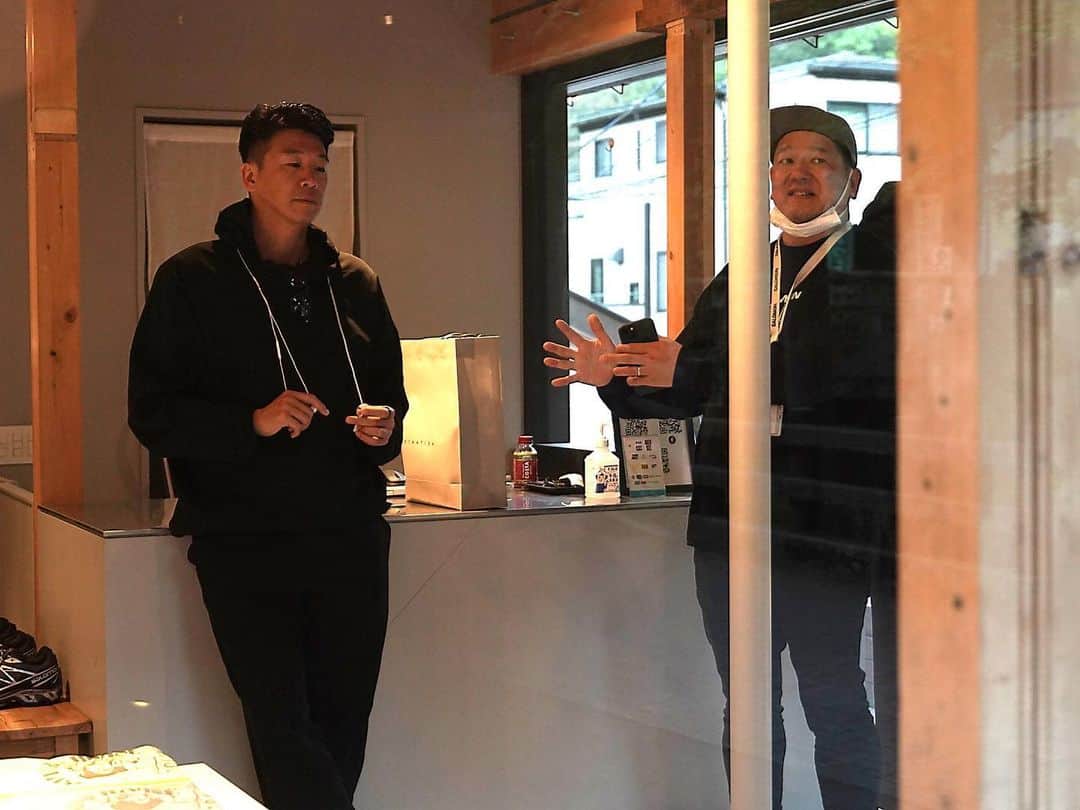 佐々木明のインスタグラム：「SALOMONマーケの今野さんとも20年以上の付き合い。 長く付き合う人もいれば 一瞬で顔合わせて終わる人もいて 良い関係だと思っていたのが思っていただけだったり、その逆も然り。 40年を越えてくると色んな事が見えてきて面白い。時間を上手く使わないとあっという間に死んでしまうな！ってなぜかコンちゃんとのこの写真で思いました。  ※コンちゃんは亡くなってもいないし、病気でもない。  だからこそまた復帰して時間を無駄にしないようにしようと努めているんだなと思います。毎日のオートマチックな日々は時間をロスしてしまう気がしますね。  今日も一生懸命動こう 明日には今日より一歩進んでいる！  ところで @goldwin_official のセットアップが 動きやすさとシックさが着やすく合わせやすく最近はそれぞれのセットアップを組み替えてセットアップを組んでいます。  兎にも角にもセットアップ連呼し過ぎてセットアップって言葉がウザったく思てきました。  #セットアップ」