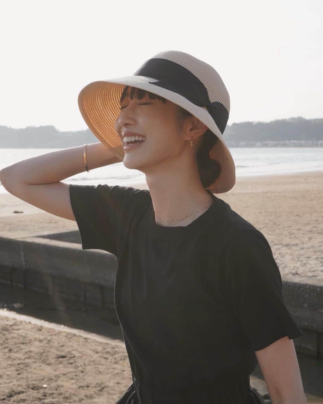 izu（出岡美咲）さんのインスタグラム写真 - (izu（出岡美咲）Instagram)「今年の夏は 誰と 何処で 何をして 笑ってるかな。  海も見たいし、風も感じたいし、 太陽にもたくさんパワー貰いたい。  欲張りかなーとすこし思うけど 自分の欲は、明確な方が暮らしやすいのだ。  #LTANCHE #夏コーデ #帽子コーデ  #大人女子 #大人女子コーデ」4月19日 8時10分 - izu_stagram