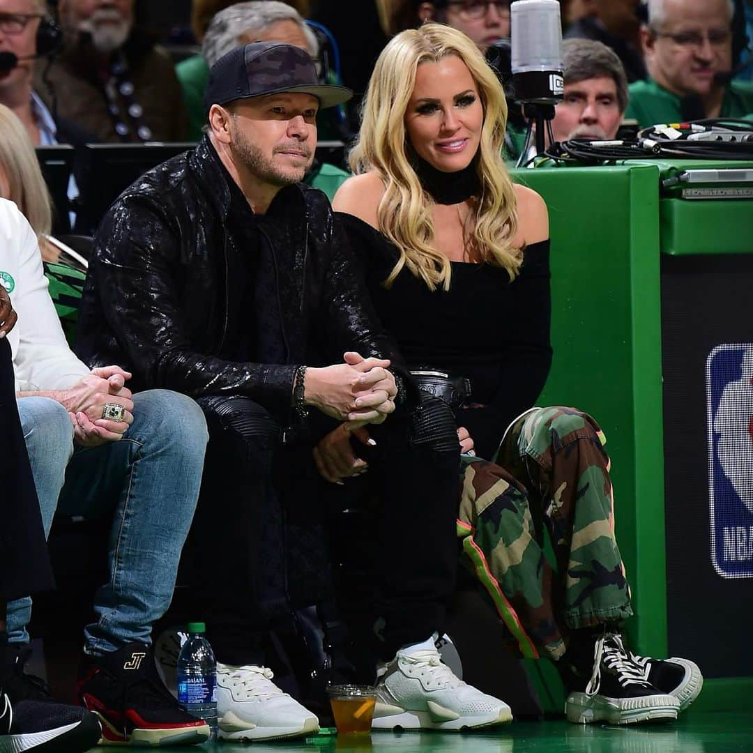 ドニー・ウォルバーグさんのインスタグラム写真 - (ドニー・ウォルバーグInstagram)「Let’s go #Celtics! Yes, @jennymccarthy is cheering for my team! ☘️❤️👑✨🏆😉 📸: @brian_babs_babineau @celtics @tdgarden」4月19日 8時23分 - donniewahlberg