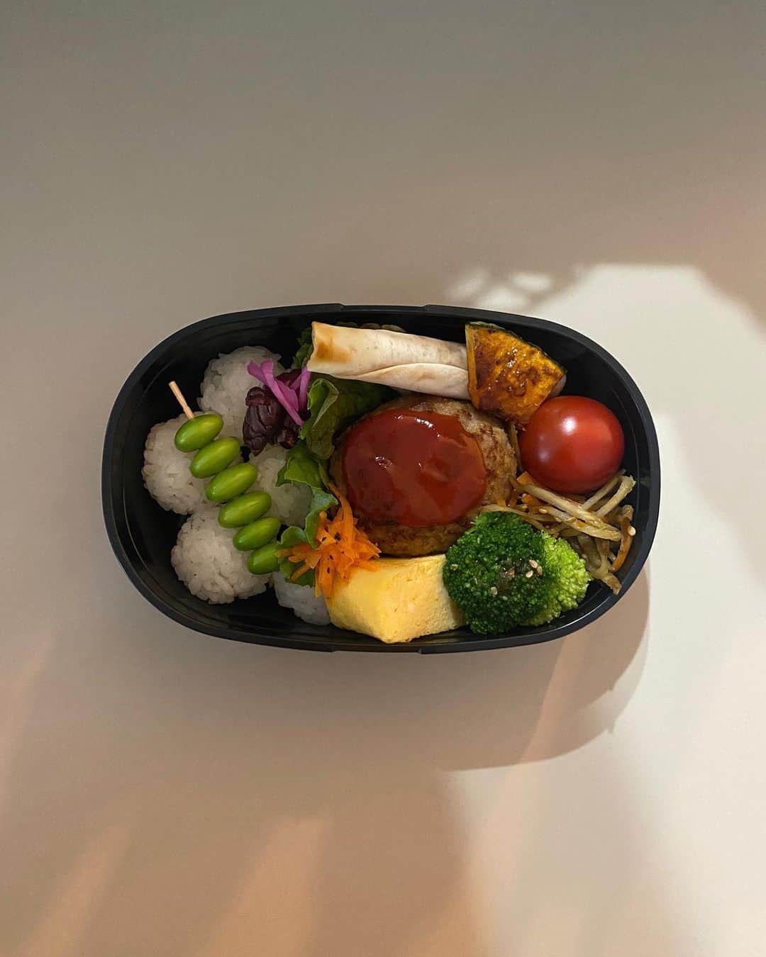 のインスタグラム：「🍱 毎朝５時起きお弁当始まってちょうど１週間。 少しずつだけど、慣れてきた🫰 中１めめはお米は少なめ＆食べやすいとの理由でボール型希望、同じおかずは２つまで、卵焼きは１つ、、、とか一丁前に色々とリクエストがあるので”今のところ”応えてます。今のところ🤣 新しい環境で頑張っているので、私も応援する気持ちで。 今日はハンバーグ弁当。＋いちご🍓❤️ 7:30に家を出て帰ってくるの18時👧🏻。毎日偉いよな〜！🥇」