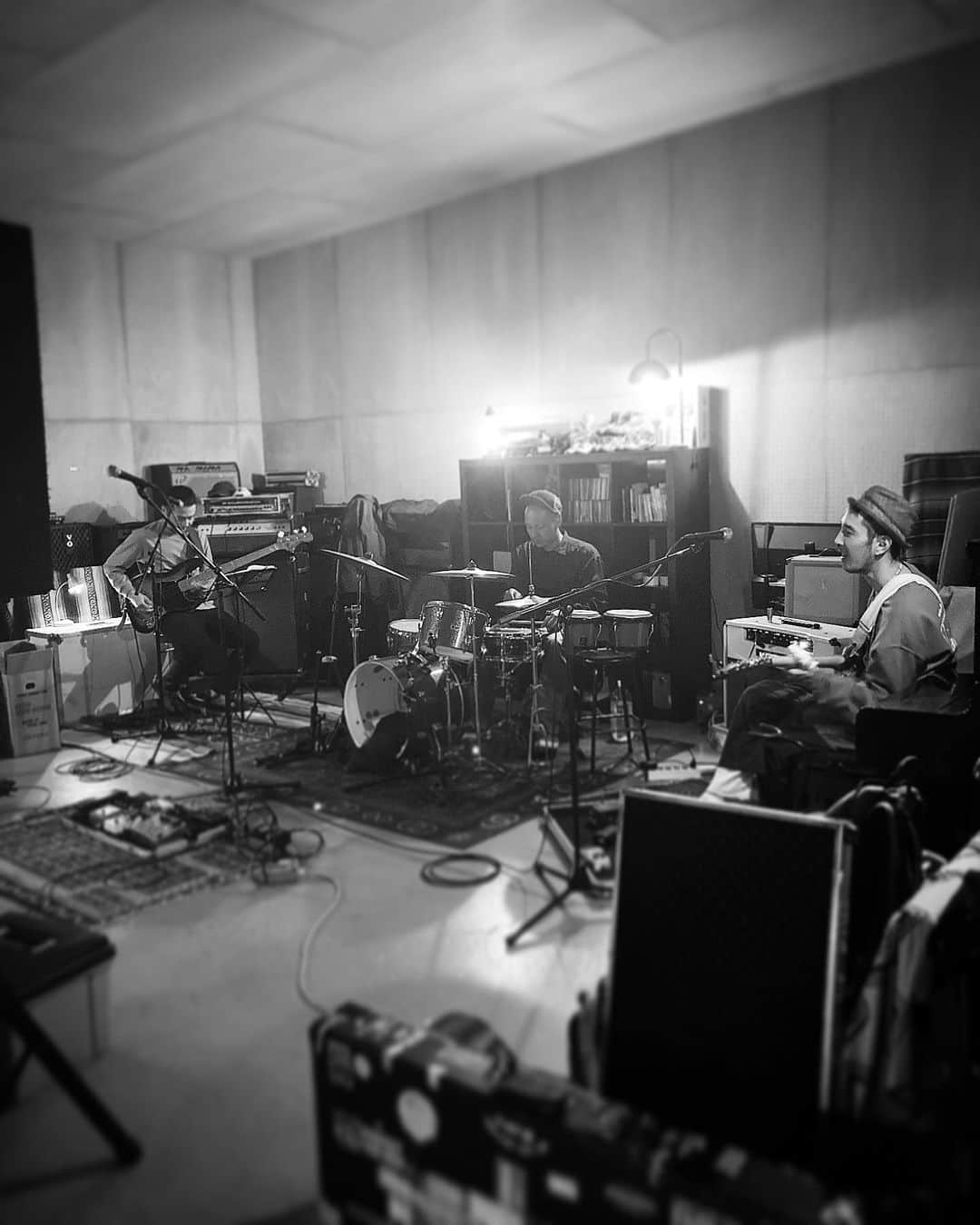 三宅洋平のインスタグラム：「REC turn2 に向けた最後のスタジオ Day1  turn1はライブでもやってきた新曲 turn2はライブでもまだやってない新曲 どこまで深いところまで行けるかや 心技体そして志し  #inushiki #犬式 @inushiki2017」