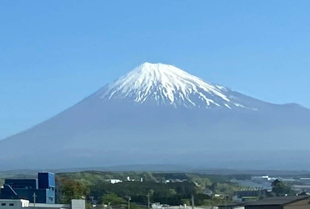 矢野きよ実さんのインスタグラム写真 - (矢野きよ実Instagram)「やった！ 8:17富士山ナウ 今日は無敵プロジェクトのメンバー7人で 東京へ向かっています。 安全大会で講演させていただきます。 どうかみんなみんながいい日になりますように✨✨ チャーリー退院おめでとうーー！ #yanokiyomi #矢野きよ実 #矢野きよ実の書 #無敵プロジェクト」4月19日 8時25分 - yanokiyomi
