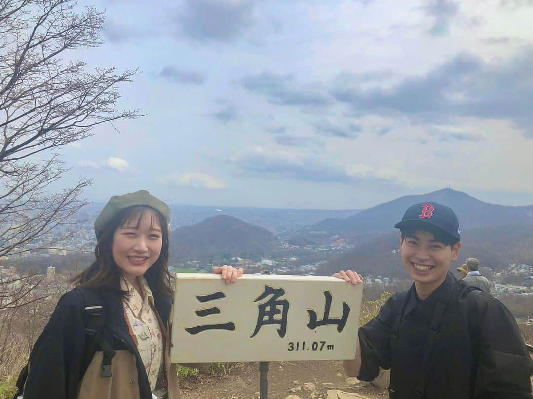 HBC北海道放送アナウンス部さんのインスタグラム写真 - (HBC北海道放送アナウンス部Instagram)「堀内美里(@hbc_misato_horiuchi )です。  趣味の山登りを楽しめる季節になり、ウキウキしています。🙌  今月は既に4回登りました。この調子で行けたらいいのですが...。  @hbc_hatanoyuta  波多野先輩とも登りました！  パワフルな波多野さんは、 解散後にジムで鍛えたそうです💪笑  　　  #マッスル  #北海道登山 #北海道の山 #登山 #山登り #山歩き #山好きな人と繋がりたい #登山好きと繋がりたい #春山 #春登山 #山ガール #登山ファッション#登山初心者 #北海道観光 #北海道穴場  #札幌市 #低山ハイク #三角山  #hiking #trekking #hokkaidomountain #mountains #hokkaido #japanmountain #hokkaidotrip」4月19日 8時48分 - hbc_announcer