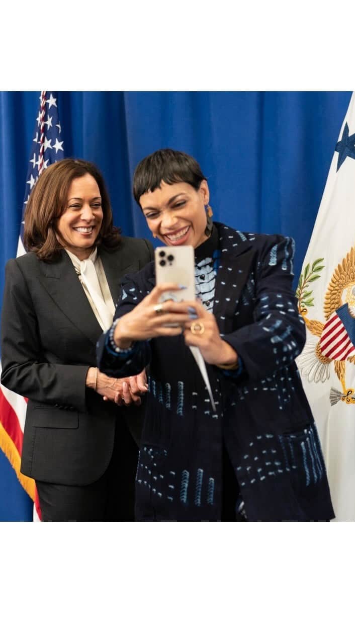 ロザリオ・ドーソンのインスタグラム：「Together, we can win this fight for reproductive rights.」