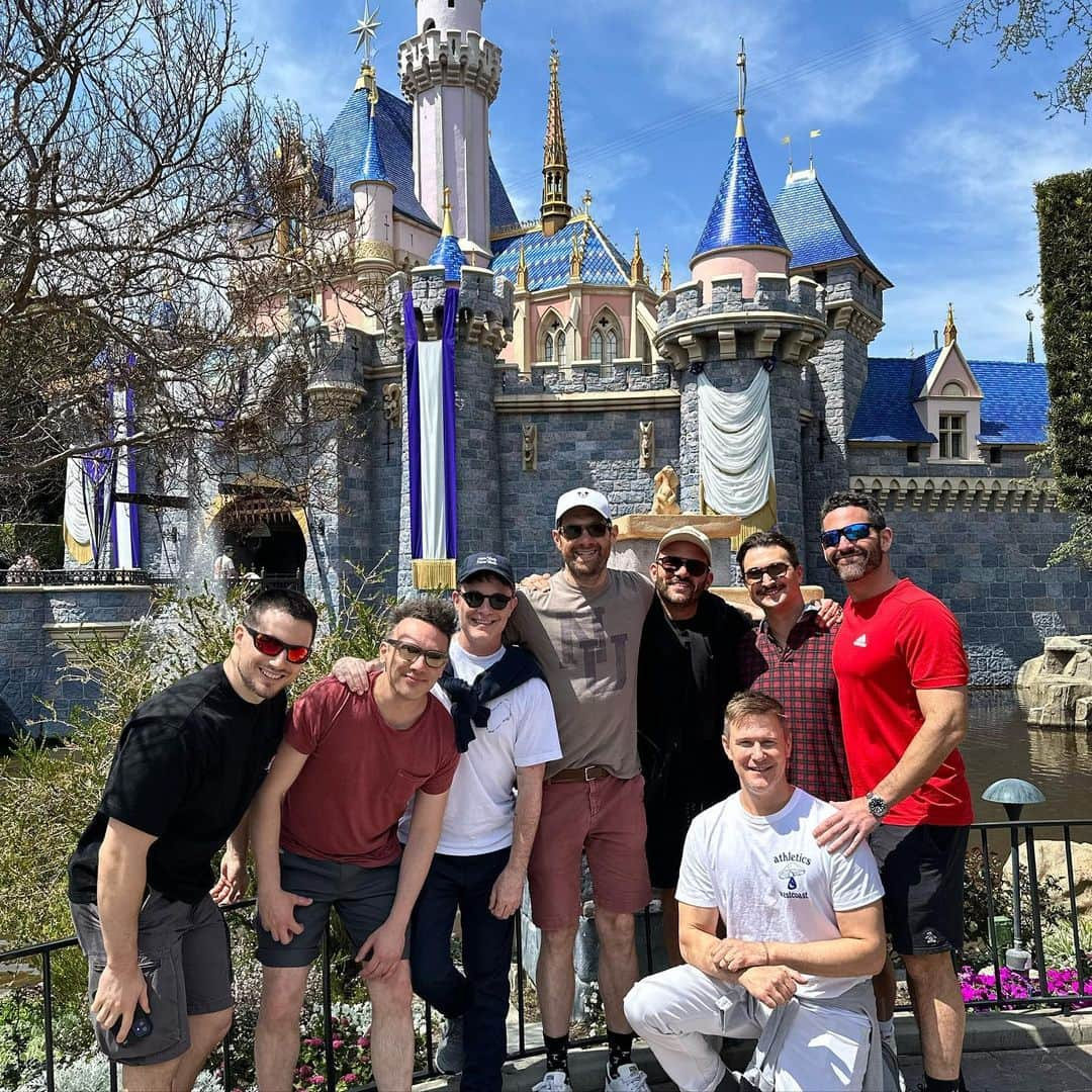 ビリー・エイチュナーさんのインスタグラム写真 - (ビリー・エイチュナーInstagram)「I adopted these 7 mostly middle-aged gay men and brought them to Disneyland as a little treat. (Apparently other people bring children?) We had the BEST time. And you must try the Avengers-branded chicken shawarma - surprisingly delicious! Thank you to my dear friend and colleague Mickey Mouse and all my friends @disney and @disneyland for a perfect day. I’ve been going to Disney parks since I was 5. It never, ever disappoints! 💫」4月19日 8時43分 - billyeichner