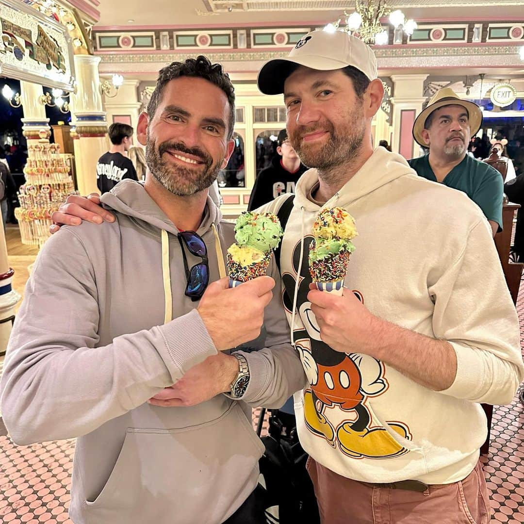 ビリー・エイチュナーさんのインスタグラム写真 - (ビリー・エイチュナーInstagram)「I adopted these 7 mostly middle-aged gay men and brought them to Disneyland as a little treat. (Apparently other people bring children?) We had the BEST time. And you must try the Avengers-branded chicken shawarma - surprisingly delicious! Thank you to my dear friend and colleague Mickey Mouse and all my friends @disney and @disneyland for a perfect day. I’ve been going to Disney parks since I was 5. It never, ever disappoints! 💫」4月19日 8時43分 - billyeichner